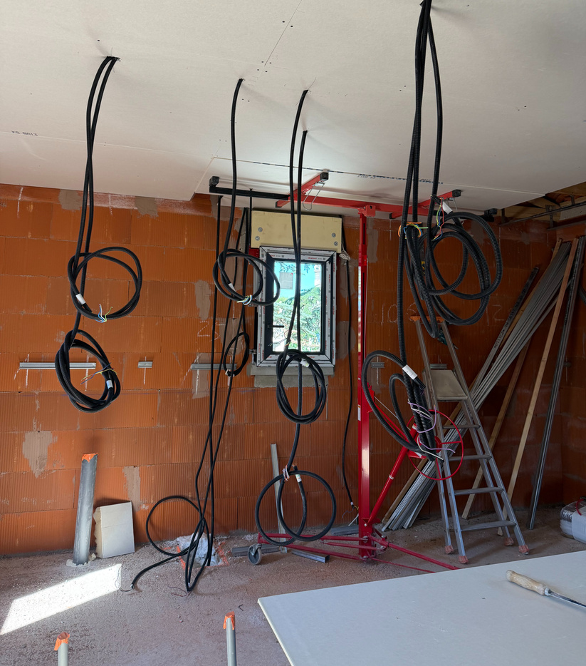 Pièce en travaux avec câblage électrique apparent et étayage, suivi de chantier Atelier Luzons