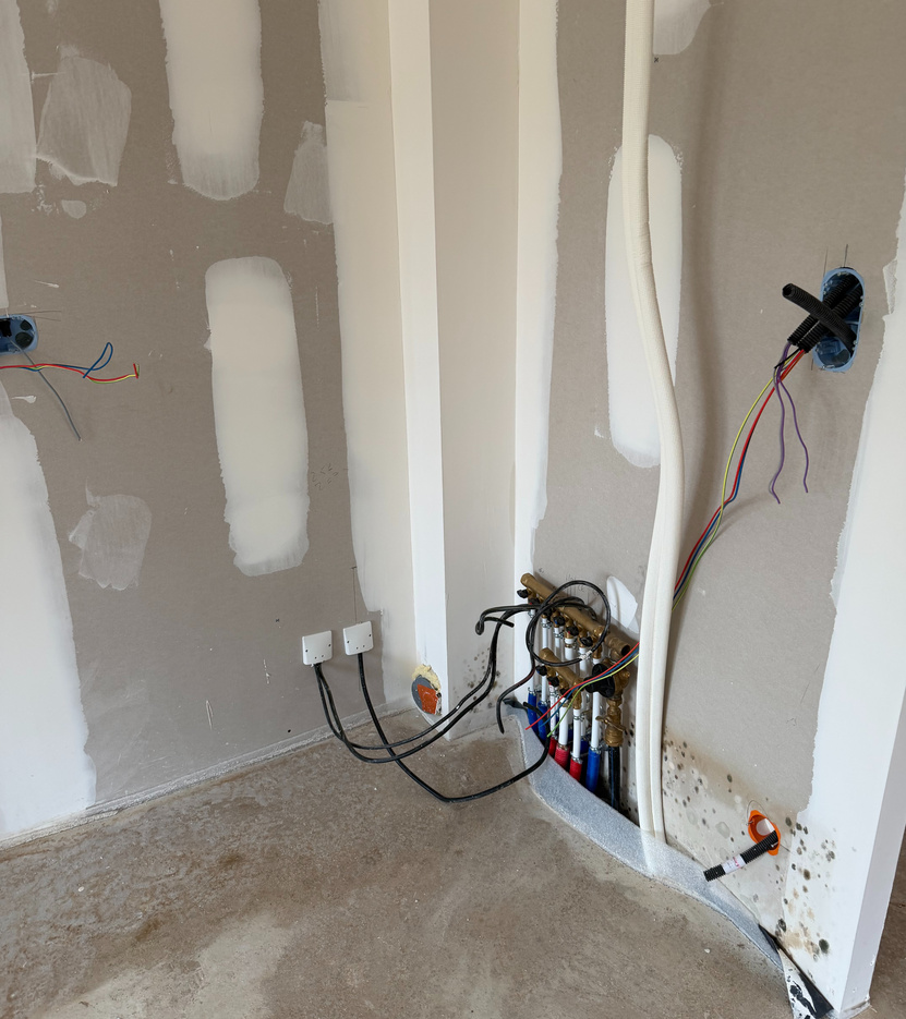 Chantier en cours avec cloisons placo et attente électrique, suivi de chantier Atelier Luzons