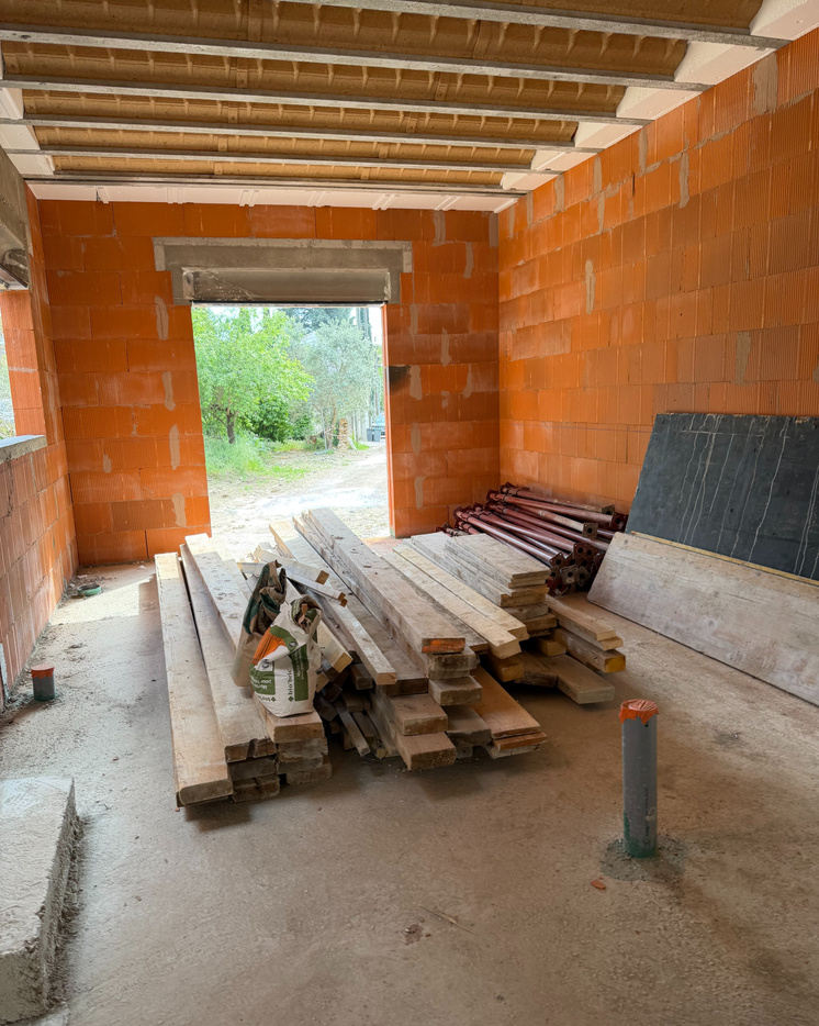 Suivi de gros œuvre — Atelier Luzons Structure en briques et charpente bois apparente lors d'une construction, suivi de chantier Atelier Luzons